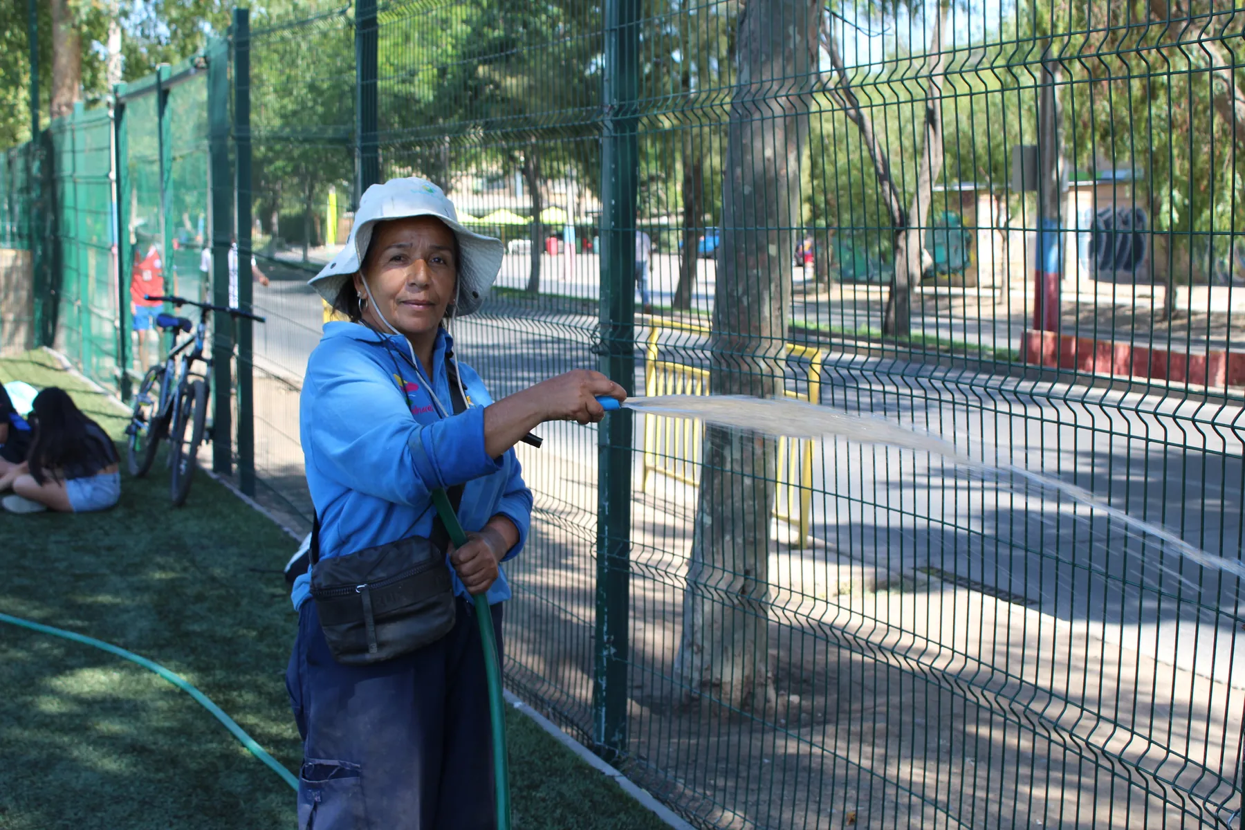 Riego de áreas verdes en parque municipal