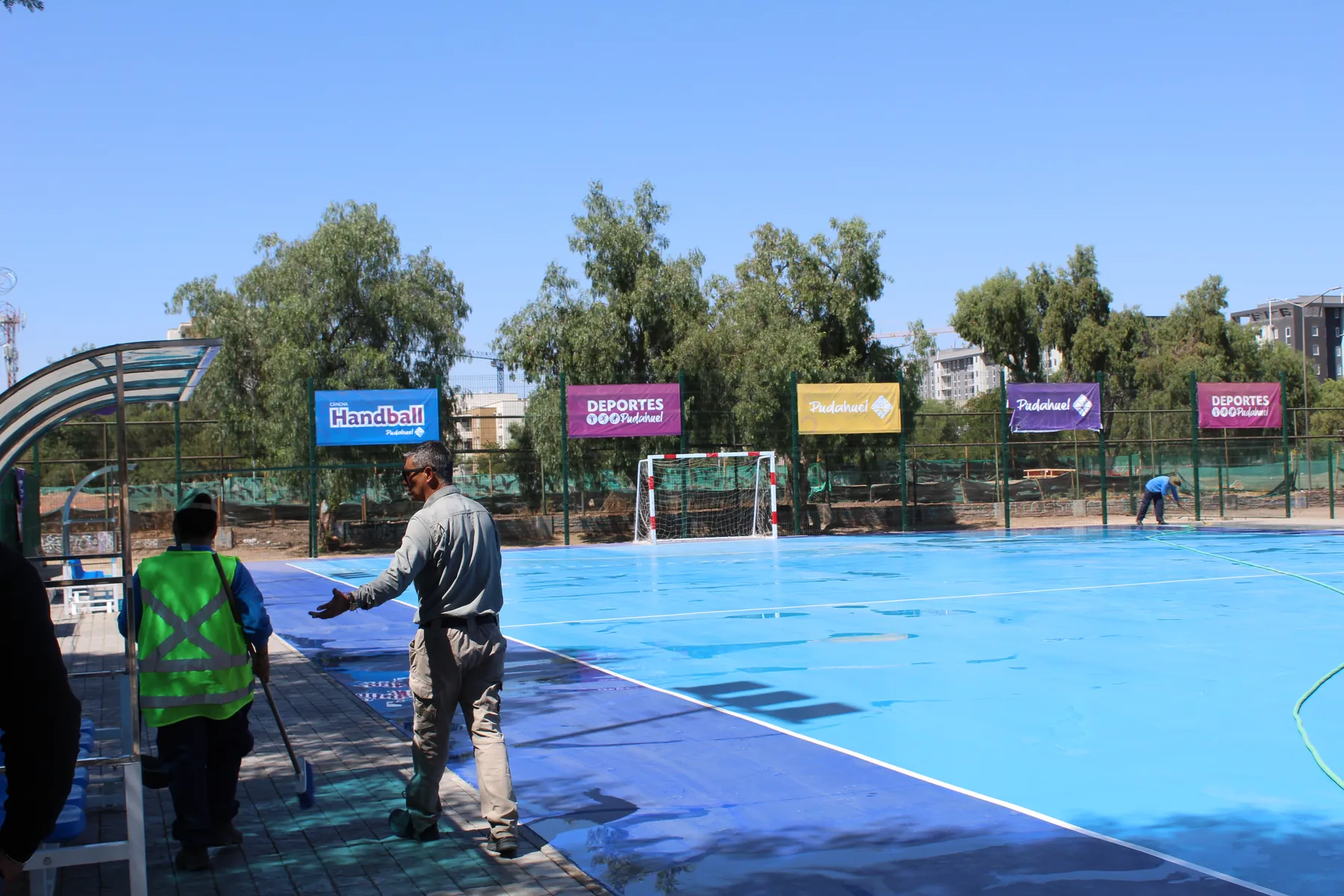 Multicancha pavimentada con publicidad deportiva