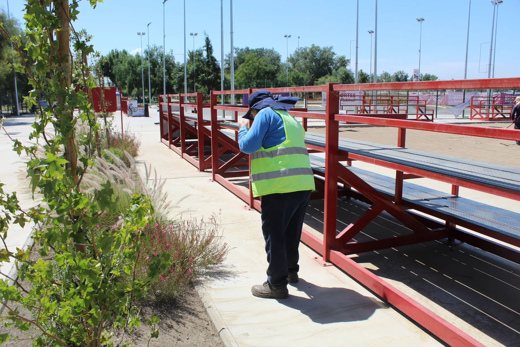 Estructura metálica de graderías en parque