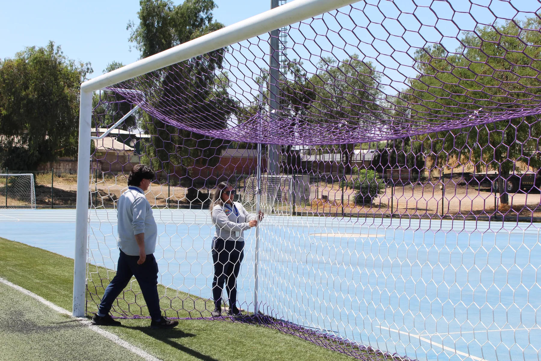 Cancha de fútbol con arco e infraestructura