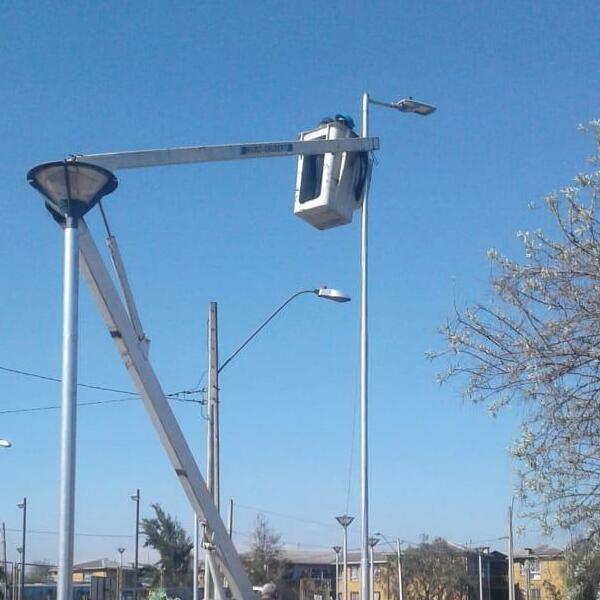 Instalación de luminarias LED en avenida principal