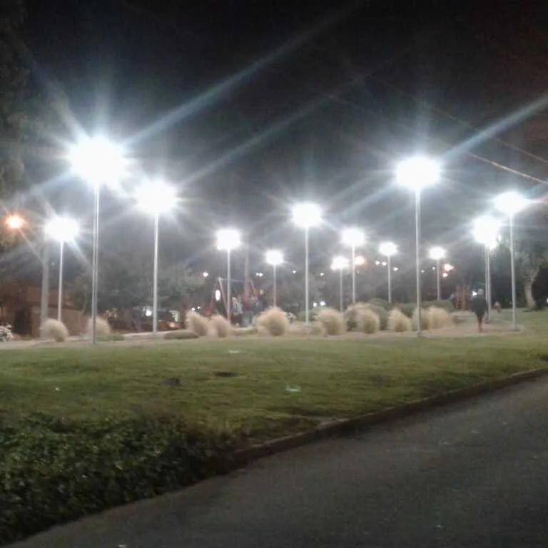 Cuadrilla instalando luminaria LED
