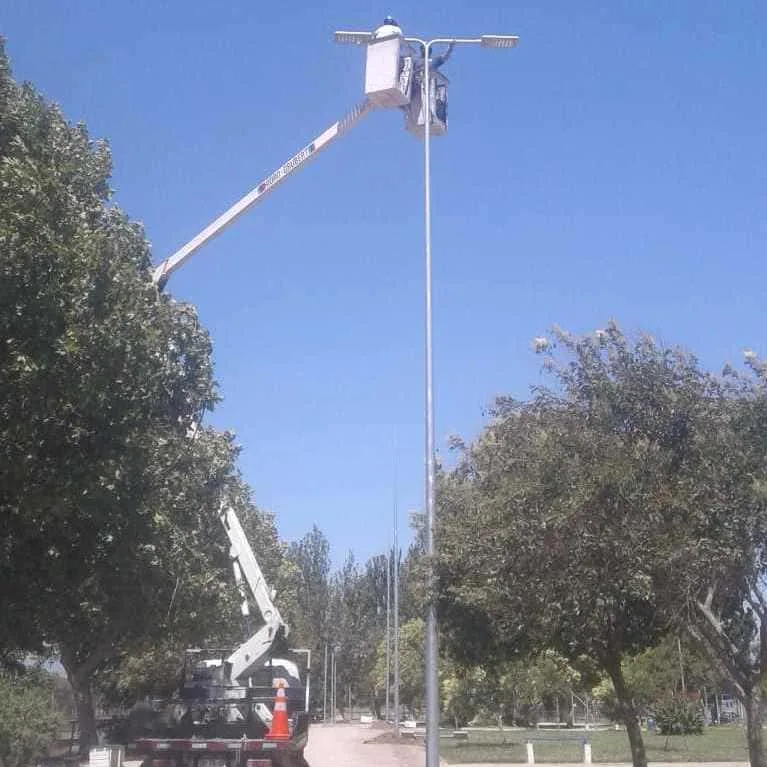 Iluminación pública en plaza